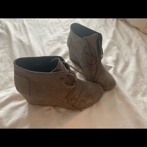 Tom’s wedge booties
